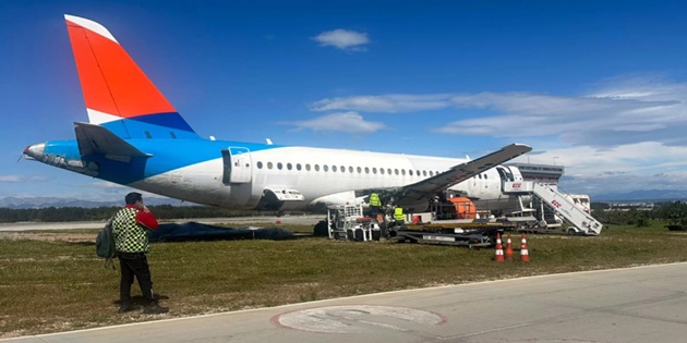 Antalya’da İki Yıl Önce Motoru Yanan Uçağın Parçaları Sökülmeye Başlandı